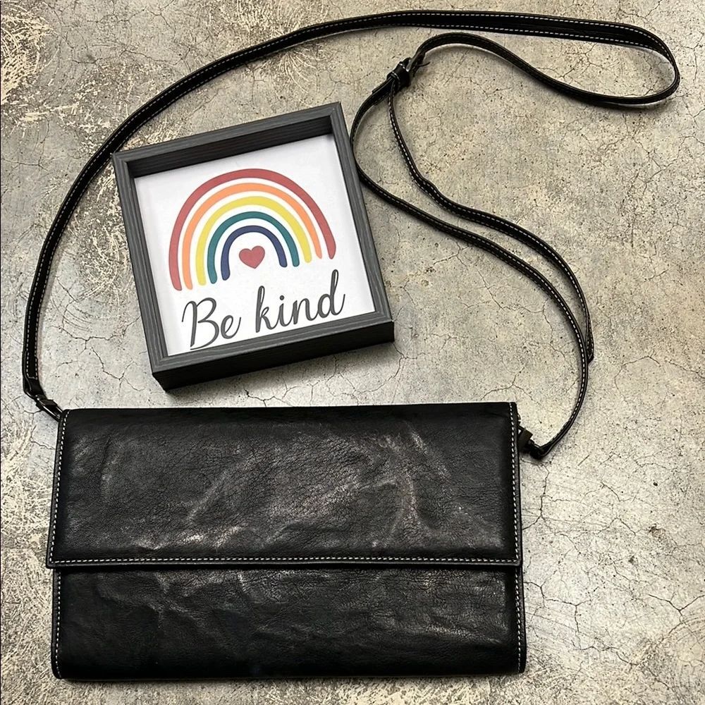 * Black Crossbody Bag with Sleek Design and Versatile Strap